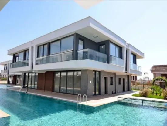 Didim Efeler Mahallesi’nde Havuzlu Sitede Full Eşyalı Satılık 3+1 Villa