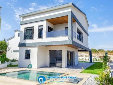 Didim, Altınkum'da, Geniş Bahçe Alanı Ve Deniz Manzaralı Satılık Villa