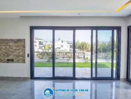 Didim, Altınkum'da, Geniş Bahçe Alanı Ve Deniz Manzaralı Satılık Villa