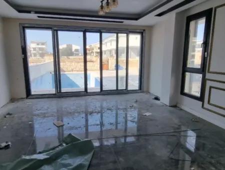 Didim Efeler Mahallesinde Satılık 4+1 Ayrı Mutfak Havuzlu Villa