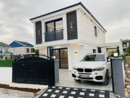 Didim Efeler Mahallesinde Satılık Müstakil Villa