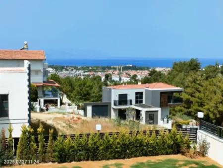 Kuşadası Soğucakta Satılık Deniz Manzaralı Müstakil Villa