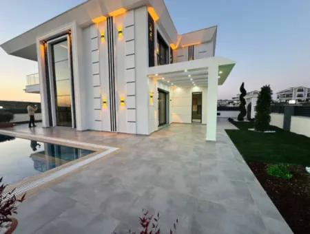 Didim Efeler Mahallesinde 400M2 Arsa İçerisinde Lüks  4+1 Müstakil  Havuzlu Villa