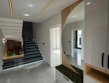 Hisar Mahallesinde Satılık 4+1 Havuzlu Villa