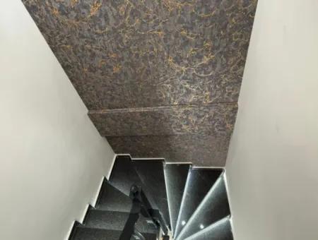 Hisar Mahallesinde Satılık 4+1 Havuzlu Villa