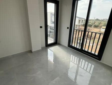 Hisar Mahallesinde Satılık 4+1 Havuzlu Villa