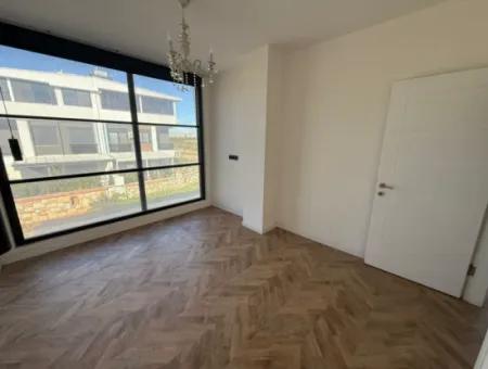 Aydın Efeler Mahallesinde Satılık Villa- Havuzlu Sitede Satılık 3+1 Villa