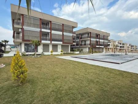 Didim Cumhuriyet Mahallesi’nde Satılık Havuzlu Site’de 2+1 Sıfır Geniş Daire