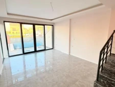Efeler Mahallesi’nde Satılık 3+1 Triplex Bitişik Nizam Sıfır Havuzlu Villa
