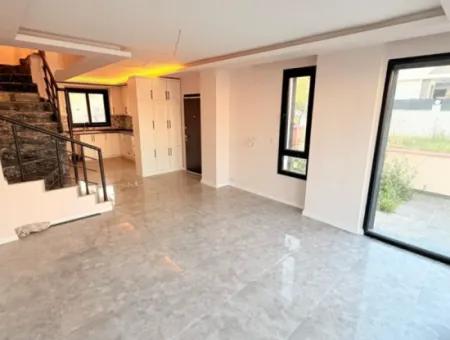 Efeler Mahallesi’nde Satılık 3+1 Triplex Bitişik Nizam Sıfır Havuzlu Villa