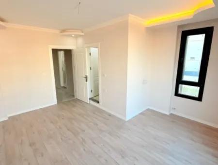 Efeler Mahallesi’nde Satılık 3+1 Triplex Bitişik Nizam Sıfır Havuzlu Villa