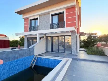 Efeler Mahallesi’nde Satılık 3+1 Triplex Bitişik Nizam Sıfır Havuzlu Villa