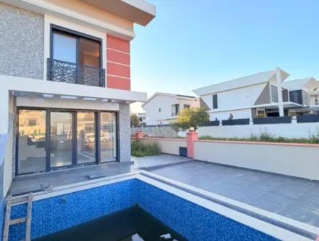Efeler Mahallesi’nde Satılık 3+1 Triplex Bitişik Nizam Sıfır Havuzlu Villa