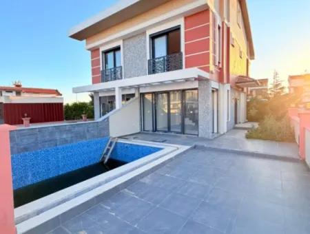 Efeler Mahallesi’nde Satılık 3+1 Triplex Bitişik Nizam Sıfır Havuzlu Villa