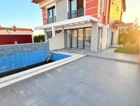 Efeler Mahallesi’nde Satılık 3+1 Triplex Bitişik Nizam Sıfır Havuzlu Villa