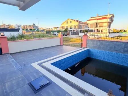Efeler Mahallesi’nde Satılık 3+1 Triplex Bitişik Nizam Sıfır Havuzlu Villa
