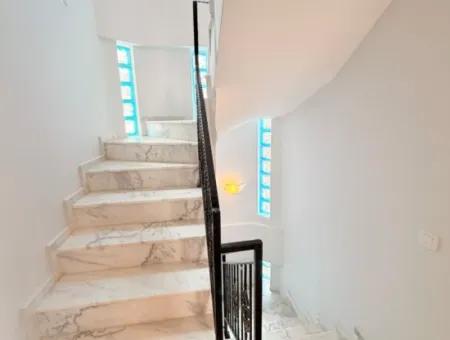 Didim Efeler Mahallesi’nde Satılık Ayrı Mutfak Görünümlü 4+1 Triplex Villa
