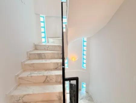 Didim Efeler Mahallesi’nde Satılık Ayrı Mutfak Görünümlü 4+1 Triplex Villa
