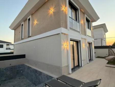 Çok İstenen O Villa  Didim Hisar Mahallesi’nde 3+1 Alt Katta Yatak Odalı Havuzlu Villa