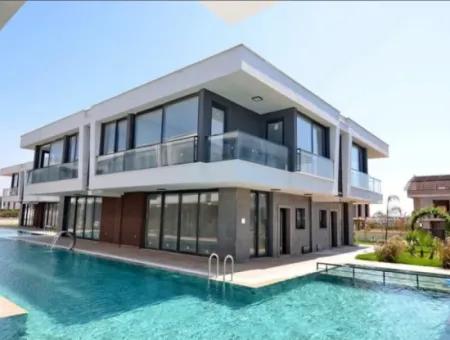 Didim Efeler Mahallesi’nde Havuzlu Sitede Full Eşyalı Satılık 3+1 Villa