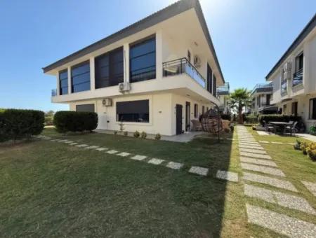 Didim Efeler’de Havuzlu Site İçerisinde Full Eşyalı, Akıllı Ev Sistemli 3+1 Ön Cephe Fırsat Villa