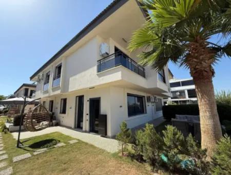 Didim Efeler’de Havuzlu Site İçerisinde Full Eşyalı, Akıllı Ev Sistemli 3+1 Ön Cephe Fırsat Villa