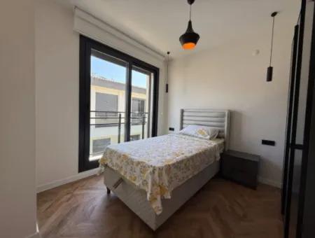 Didim Efeler’de Havuzlu Site İçerisinde Full Eşyalı, Akıllı Ev Sistemli 3+1 Ön Cephe Fırsat Villa