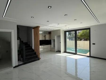 Didim Hisar Mahallesi’nde Deniz Manzaralı Triplex 3+1 Villa